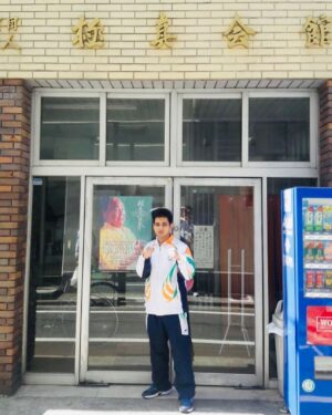 Anusheel Chakrabarty Instagram - 𝐌𝐲 𝟐𝐧𝐝 𝐯𝐢𝐬𝐢𝐭 ✌️ 𝐢𝐧 𝟐𝟎𝟏𝟕 𝐭𝐨 𝐨𝐮𝐫 𝐎𝐲𝐚𝐦𝐚 𝐒𝐨𝐬𝐚𝐢’𝐬 𝐇𝐨𝐧𝐛𝐮 𝐃𝐨𝐣𝐨 𝐢𝐧 𝐈𝐤𝐞𝐛𝐮𝐤𝐮𝐫𝐨.𝐇𝐞𝐚𝐯𝐞𝐧 💯.𝐌𝐲 𝟏𝐬𝐭 𝐯𝐢𝐬𝐢𝐭 𝐰𝐚𝐬 𝐢𝐧 𝐭𝐡𝐞 𝐲𝐞𝐚𝐫 𝟐𝟎𝟏𝟒,𝐭𝐡𝐚𝐭 𝐰𝐚𝐬 𝐭𝐡𝐞 𝐲𝐞𝐚𝐫 𝐦𝐲 𝐥𝐨𝐧𝐠 𝐚𝐰𝐚𝐢𝐭𝐞𝐝 𝐝𝐫𝐞𝐚𝐦 𝐨𝐟 𝐯𝐢𝐬𝐢𝐭𝐢𝐧𝐠 𝐭𝐡𝐞 𝐒𝐨𝐬𝐚𝐢’𝐬 𝐇𝐨𝐧𝐛𝐮 𝐜𝐚𝐦𝐞 𝐭𝐫𝐮𝐞.𝐓𝐡𝐞 𝐛𝐮𝐢𝐥𝐝𝐢𝐧𝐠 𝐨𝐟 𝐭𝐡𝐞 𝐖𝐨𝐫𝐥𝐝 𝐇𝐞𝐚𝐝𝐪𝐮𝐚𝐫𝐭𝐞𝐫𝐬 𝐬𝐭𝐚𝐫𝐭𝐞𝐝 𝐢𝐧 𝟏𝟗𝟔𝟑 𝐚𝐧𝐝 𝐰𝐚𝐬 𝐨𝐟𝐟𝐢𝐜𝐢𝐚𝐥𝐥𝐲 𝐨𝐩𝐞𝐧𝐞𝐝 𝐢𝐧 𝟏𝟗𝟔𝟒. 𝐍𝐨𝐭 𝐨𝐧𝐥𝐲 𝐣𝐮𝐬𝐭 𝐦𝐞 😄,𝐦𝐲 𝐩𝐚𝐫𝐞𝐧𝐭𝐬,𝐦𝐲 𝐬𝐭𝐮𝐝𝐞𝐧𝐭𝐬 𝐚𝐥𝐬𝐨 𝐠𝐨𝐭 𝐭𝐡𝐢𝐬 𝐠𝐨𝐥𝐝𝐞𝐧 𝐨𝐩𝐩𝐨𝐫𝐭𝐮𝐧𝐢𝐭𝐲 𝐭𝐨 𝐯𝐢𝐬𝐢𝐭 𝐭𝐡𝐢𝐬 𝐡𝐢𝐬𝐭𝐨𝐫𝐢𝐜𝐚𝐥 𝐃𝐨𝐣𝐨,𝐛𝐞𝐟𝐨𝐫𝐞 𝐠𝐨𝐢𝐧𝐠 𝐭𝐨 𝐉𝐚𝐩𝐚𝐧 🇯🇵,𝐈 𝐡𝐚𝐝 𝐭𝐡𝐢𝐬 𝐢𝐧 𝐦𝐲 𝐦𝐢𝐧𝐝 𝐭𝐡𝐚𝐭 𝐈’𝐥𝐥 𝐭𝐚𝐤𝐞 𝐭𝐡𝐞𝐦 𝐭𝐨 𝐭𝐡𝐢𝐬 𝐩𝐥𝐚𝐜𝐞,𝐬𝐨 𝐝𝐢𝐝 𝐈.

𝐈𝐧 𝟏𝟗𝟓𝟒  𝐒𝐨𝐬𝐚𝐢 𝐌𝐚𝐬 𝐎𝐲𝐚𝐦𝐚 𝐬𝐭𝐚𝐫𝐭𝐞𝐝 𝐡𝐢𝐬 𝐟𝐢𝐫𝐬𝐭 𝐝𝐨𝐣𝐨 𝐨𝐧 𝐚 𝐬𝐦𝐚𝐥𝐥 𝐩𝐢𝐜𝐞 𝐨𝐟 𝐠𝐫𝐚𝐬𝐬𝐥𝐚𝐧𝐝 𝐢𝐧 𝐓𝐨𝐤𝐲𝐨 𝐛𝐮𝐭 𝐉𝐮𝐧𝐞 𝟏𝟗𝟓𝟔 𝐬𝐡𝐨𝐮𝐥𝐝 𝐛𝐞 𝐜𝐨𝐧𝐬𝐢𝐝𝐞𝐫𝐞𝐝 𝐚𝐬 𝐭𝐡𝐞 𝐨𝐟𝐟𝐢𝐜𝐢𝐚𝐥 𝐬𝐭𝐚𝐫𝐭 𝐨𝐟 𝐭𝐡𝐞 𝐎𝐲𝐚𝐦𝐚 𝐤𝐚𝐫𝐚𝐭𝐞 𝐬𝐜𝐡𝐨𝐨𝐥, 𝐨𝐩𝐞𝐧𝐢𝐧𝐠 𝐡𝐢𝐬 𝐝𝐨𝐣𝐨 𝐛𝐞𝐡𝐢𝐧𝐝 𝐭𝐡𝐞 𝐑𝐢𝐤𝐤𝐲𝐨 𝐔𝐧𝐢𝐯𝐞𝐫𝐬𝐢𝐭𝐲 𝐚𝐭 𝐚𝐛𝐨𝐮𝐭 𝟓𝟎𝟎𝐦 𝐨𝐟 𝐭𝐡𝐞 𝐚𝐜𝐭𝐮𝐚𝐥 𝐇𝐨𝐧𝐛𝐮 𝐝𝐨𝐣𝐨.

𝐓𝐡𝐞 𝐟𝐢𝐫𝐬𝐭 𝐈𝐧𝐝𝐢𝐚𝐧 𝐭𝐨 𝐭𝐫𝐚𝐢𝐧 𝐚𝐭 𝐭𝐡𝐢𝐬 𝐃𝐨𝐣𝐨 𝐰𝐨𝐮𝐥𝐝 𝐛𝐞 𝐧𝐨 𝐨𝐭𝐡𝐞𝐫 𝐭𝐡𝐚𝐧 𝐨𝐮𝐫 𝐛𝐞𝐥𝐨𝐯𝐞𝐝 ‘𝐔𝐧𝐜𝐥𝐞’ 𝐋𝐚𝐭𝐞 𝐒𝐡𝐢𝐡𝐚𝐧 𝐃𝐚𝐝𝐢 𝐁𝐮𝐥𝐬𝐚𝐫𝐚 𝐰𝐢𝐭𝐡 𝐭𝐡𝐞 𝐝𝐞𝐬𝐢𝐫𝐞 𝐭𝐨 𝐥𝐞𝐚𝐫𝐧 𝐊𝐲𝐨𝐤𝐮𝐬𝐡𝐢𝐧 𝐊𝐚𝐫𝐚𝐭𝐞🥋 𝐡𝐞 𝐬𝐞𝐭 𝐟𝐨𝐨𝐭 𝐢𝐧 𝐭𝐡𝐢𝐬 𝐃𝐨𝐣𝐨 𝐢𝐧 𝐭𝐡𝐞 𝐲𝐞𝐚𝐫 𝟏𝟗𝟕𝟕,𝐬𝐩𝐞𝐧𝐭 𝟏 𝐲𝐞𝐚𝐫 𝐡𝐞𝐫𝐞 𝐭𝐫𝐚𝐢𝐧𝐢𝐧𝐠 𝐰𝐢𝐭𝐡 𝐒𝐨𝐬𝐚𝐢 𝐎𝐲𝐚𝐦𝐚 𝐚𝐧𝐝 𝐭𝐫𝐚𝐢𝐧𝐢𝐧𝐠 𝐡𝐞𝐫𝐞 𝐨𝐧𝐞 𝐲𝐞𝐚𝐫 𝐰𝐨𝐮𝐥𝐝 𝐛𝐞 𝐞𝐪𝐮𝐚𝐥 𝐭𝐨 𝟏𝟎 𝐲𝐞𝐚𝐫𝐬 𝐢𝐧 𝐚𝐧𝐲 𝐨𝐭𝐡𝐞𝐫 𝐩𝐚𝐫𝐭 𝐨𝐟 𝐭𝐡𝐞 𝐰𝐨𝐫𝐥𝐝 ,𝐔𝐧𝐜𝐥𝐞 𝐰𝐚𝐬 𝐩𝐫𝐢𝐯𝐢𝐥𝐞𝐠𝐞𝐝 𝐭𝐨 𝐚𝐛𝐥𝐞 𝐭𝐨 𝐥𝐢𝐯𝐞 𝐢𝐧 𝐭𝐡𝐞 𝐃𝐨𝐣𝐨’𝐬 𝐚𝐜𝐜𝐨𝐦𝐦𝐨𝐝𝐚𝐭𝐢𝐨𝐧,𝐮𝐬𝐮𝐚𝐥𝐥𝐲 𝐫𝐞𝐬𝐞𝐫𝐯𝐞𝐝 𝐟𝐨𝐫 𝐭𝐡𝐞 𝐔𝐜𝐡𝐢-𝐃𝐞𝐬𝐡𝐢 (𝐭𝐡𝐞 𝐬𝐩𝐞𝐜𝐢𝐚𝐥 𝐟𝐮𝐥𝐥 𝐭𝐢𝐦𝐞 𝐬𝐭𝐮𝐝𝐞𝐧𝐭𝐬 𝐨𝐟 𝐒𝐨𝐬𝐚𝐢 𝐎𝐲𝐚𝐦𝐚),𝐎𝐧 𝐒𝐞𝐩𝐭𝐞𝐦𝐛𝐞𝐫 𝟐𝟐𝐧𝐝,𝟏𝟗𝟕𝟕 𝐔𝐧𝐜𝐥𝐞 𝐬𝐚𝐭 𝐚𝐧𝐝 𝐩𝐚𝐬𝐬𝐞𝐝 𝐡𝐢𝐬 𝐁𝐥𝐚𝐜𝐤 𝐁𝐞𝐥𝐭 𝐒𝐡𝐨-𝐃𝐚𝐧 𝐭𝐞𝐬𝐭,𝐚𝐧𝐝 𝐭𝐡𝐮𝐬 𝐚𝐜𝐡𝐢𝐞𝐯𝐞𝐝 𝐡𝐢𝐬 𝐠𝐨𝐚𝐥 𝐚𝐧𝐝 𝐟𝐮𝐥𝐟𝐢𝐥𝐥𝐞𝐝 𝐡𝐢𝐬 𝐝𝐫𝐞𝐚𝐦 𝐨𝐟 𝐚𝐩𝐩𝐨𝐢𝐧𝐭𝐞𝐝 𝐚 𝐁𝐫𝐚𝐧𝐜𝐡 𝐜𝐡𝐢𝐞𝐟 𝐢𝐧 𝐈𝐧𝐝𝐢𝐚 🇮🇳.

𝐈𝐧 𝐉𝐮𝐧𝐞 𝟏𝟗𝟔𝟒 𝐭𝐡𝐞 𝐚𝐜𝐭𝐮𝐚𝐥 𝐇𝐨𝐧𝐛𝐮 (𝐰𝐨𝐫𝐥𝐝 𝐡𝐞𝐚𝐝𝐪𝐮𝐚𝐫𝐭𝐞𝐫𝐬) 𝐰𝐚𝐬 𝐨𝐟𝐟𝐢𝐜𝐢𝐚𝐥𝐥𝐲 𝐨𝐩𝐞𝐧𝐞𝐝 𝐚𝐧𝐝 𝐈𝐊𝐎 (𝐢𝐧𝐭𝐞𝐫𝐧𝐚𝐭𝐢𝐨𝐧𝐚𝐥 𝐊𝐚𝐫𝐚𝐭𝐞 𝐎𝐫𝐠𝐚𝐧𝐢𝐳𝐚𝐭𝐢𝐨𝐧) 𝐚𝐝𝐨𝐩𝐭𝐞𝐝 𝐭𝐡𝐞 𝐧𝐚𝐦𝐞 𝐨𝐟 “𝐊𝐲𝐨𝐤𝐮𝐬𝐡𝐢𝐧”, 𝐨𝐫 “𝐮𝐥𝐭𝐢𝐦𝐚𝐭𝐞 𝐭𝐫𝐮𝐭𝐡” 𝐚𝐬 𝐭𝐡𝐞 𝐧𝐚𝐦𝐞 𝐟𝐨𝐫 𝐎𝐲𝐚𝐦𝐚’𝐬 𝐤𝐚𝐫𝐚𝐭𝐞. 𝐅𝐫𝐨𝐦 𝐭𝐡𝐚𝐭 𝐦𝐨𝐦𝐞𝐧𝐭 𝐊𝐲𝐨𝐤𝐮𝐬𝐡𝐢𝐧 𝐊𝐚𝐫𝐚𝐭𝐞 𝐬𝐭𝐚𝐫𝐭𝐞𝐝 𝐭𝐨 𝐬𝐩𝐫𝐞𝐚𝐝 𝐨𝐮𝐭 𝐚𝐥𝐥 𝐨𝐯𝐞𝐫 𝐭𝐡𝐞 𝐰𝐨𝐫𝐥𝐝 𝐚𝐭𝐭𝐚𝐢𝐧𝐢𝐧𝐠 𝐨𝐯𝐞𝐫 𝟏𝟓 𝐦𝐢𝐥𝐥𝐢𝐨𝐧 𝐩𝐫𝐚𝐜𝐭𝐢𝐭𝐢𝐨𝐧𝐞𝐫𝐬 𝐢𝐧 𝐨𝐯𝐞𝐫 𝟏𝟐𝟎 𝐜𝐨𝐮𝐧𝐭𝐫𝐲’𝐬, 𝐦𝐚𝐤𝐢𝐧𝐠 𝐢𝐭 𝐢𝐧 𝐨𝐧𝐞 𝐨𝐟 𝐭𝐡𝐞 𝐛𝐢𝐠𝐠𝐞𝐬𝐭 𝐦𝐚𝐫𝐭𝐢𝐚𝐥 𝐚𝐫𝐭𝐬 𝐨𝐫𝐠𝐚𝐧𝐢𝐳𝐚𝐭𝐢𝐨𝐧𝐬 𝐢𝐧 𝐭𝐡𝐞 𝐰𝐨𝐫𝐥𝐝 🌎.

𝐏𝐢𝐜 𝐜𝐨𝐮𝐫𝐭𝐞𝐬𝐲: @apurvasarkar001
.
.
#iko1 #ikokyokushinkaikan #kyokushin #kyokushinkai #kyokushinkarate #karatekyokushin #kyokushinhonbudojo  #worldheadquarters #honbu #masoyama #oyamadojo #ikebukuro #rikkyouniversity #india #indiansinjapan #uchideshi #shihandadibulsara #1977 #senseianusheelchakraborty #2017 #kyokushinindia