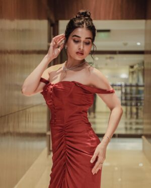 Anushka Kaushik Instagram - Sometimes u need to take a day off to enjoy night🌟🥱
.
.
.
.
Photography : @aayush.mov 
Stylist : @thisisarpitaaa 
HMU : @upasana.chh__ 
Outfit :  @shopseoraa 
Fine jewellery : @eclatdiamonds_ 
@offbeatmediain 
PR : @aasawari_97 
Management : @hardikgambhir