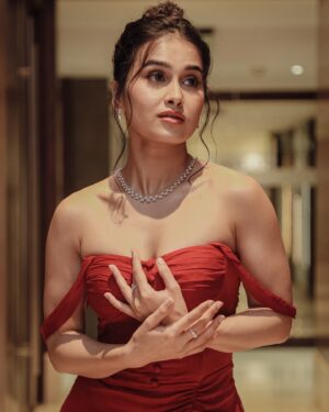 Anushka Kaushik Instagram - Sometimes u need to take a day off to enjoy night🌟🥱
.
.
.
.
Photography : @aayush.mov 
Stylist : @thisisarpitaaa 
HMU : @upasana.chh__ 
Outfit :  @shopseoraa 
Fine jewellery : @eclatdiamonds_ 
@offbeatmediain 
PR : @aasawari_97 
Management : @hardikgambhir