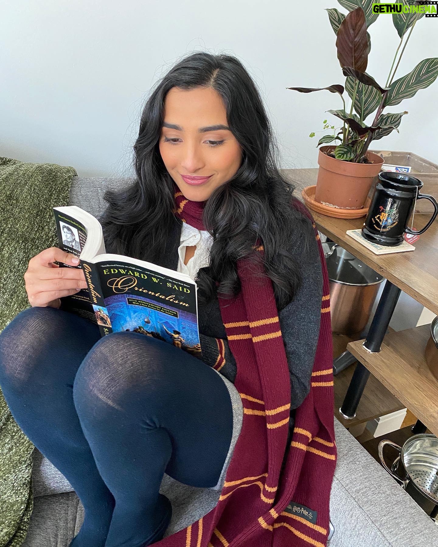 Anya Banerjee - 873 Likes - Happy #Halloween !
📚🧙🏽♀️🎃