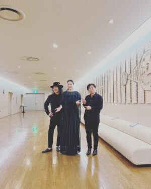 Aoi Teshima Instagram - 2023年3月11日福井県立音楽堂ハーモニーホールふくいに遊びに来て下さった皆様！ありがとうございました😊

本当に綺麗なコンサートホールにまたお邪魔出来て嬉しかったです。またお会いしましょうね。帰りにカニ🦀弁当を頂いて美味しくモグモグしながら帰りました(^^) 

-Aoi🌹

#江部和幸 さん 🎻
#真藤敬利 さん 🎩

#手嶌葵 #福井県 #音楽 #ライブ #コンサート #aoiteshima #カニ弁当