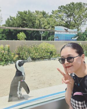 Aoi Teshima Instagram - 初見寧さんに誕生日のプレゼントを頂きました！幸せのお裾分け😊 6/21の誕生日はマリンワールドに遊びに行ってとても楽しかった。ニコニコな一年にします。祝ってくれてありがとう！

可愛いペンギンとパチリ🐧

-Aoi🌹　

#初見寧 @tenterun5016 
#手嶌葵 
#海の中道マリンワールド