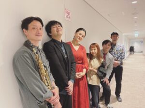 Aoi Teshima Instagram - 皆さま☺︎こんにちは。

2022年ゆったりと初めさせて頂きます！今年もよろしくお願い致します。

1月14日東京オペラシティ（振替公演）に遊びに来て下さった皆さま☺︎ありがとうございました。

新年最初の公演は、5人の素敵なミュージシャン達と一緒に。バンドみたいな写真で嬉しい☺︎

バンドメンバーは、

#オオニシユウスケ 
#大坂孝之介 
#江部和幸 
#門田JAW晃介 
#山下あすか 
さんです。

-Aoi🌹

#手嶌葵 #コンサート 
#東京オペラシティ