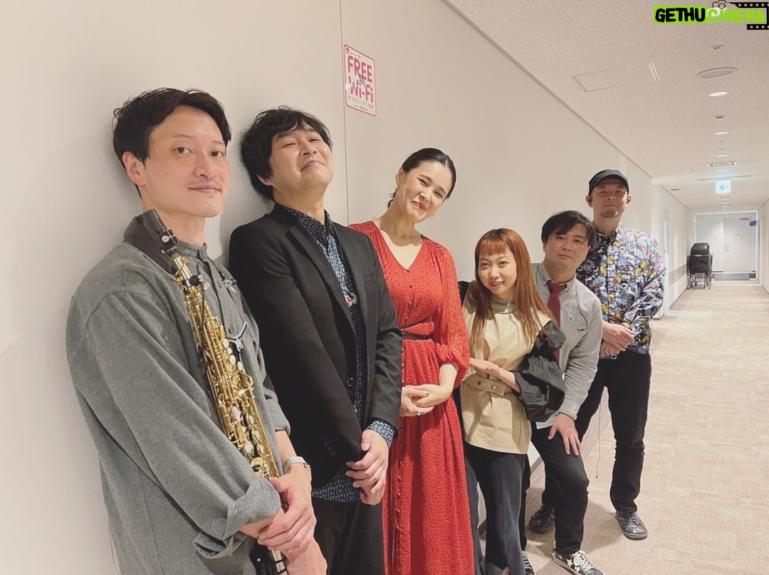 Aoi Teshima - 1.2K Likes - 皆さま☺︎こんにちは。
2022年ゆったりと初めさせて頂きます!今年もよろしくお願い致します。
1月14日東京オペラシティ(振替公演)に遊びに来て下さった皆さま☺︎ありがとうございました。
新年最初の公演は、5人の素敵なミュージシャン達と一緒に。バンドみたいな写真で嬉しい☺︎
バンドメンバーは、
#オオニシユウスケ
#大坂孝之介
#江部和幸
#門田JAW晃介
#山下あすか
さんです。
-Aoi🌹
#手嶌葵 #コンサート
#東京オペラシティ