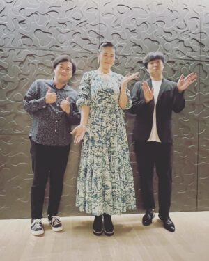 Aoi Teshima Instagram - 2023年11月5日長野県・まつもと市民芸術館公演に遊びに来て下さった皆さま☺︎ありがとうございました。

公演中・・おっちょこちょいなのが見えてしまって・・沢山のあたたかい拍手に励まされました。

ミュージシャンのお二人も本当に優しくて・・本当にありがとうございました！
最後は笑顔でパチリ☺︎

-Aoi🌹

#手嶌葵 #コンサート #まつもと市民芸術館
#長野県 #aoitesima #江部和幸 さん 
#大坂孝之介 さん
