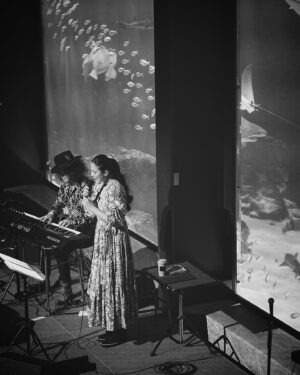 Aoi Teshima Instagram - 2024年3月1日マリンワールド海の中道35周年記念特別イベント「LOVE FM月下虫音特別ナイト」へ遊びに来て下さった皆様、ありがとうございました！

そして企画を可能にして下さったマリンワールドの東社長さんとスタッフの皆さん、大好きな大田こぞうさん☺️にLOVE FMのスタッフの皆さんも暖かく迎えて下さって、本当に楽しいコンサートになりました、ありがとうございました！

福岡の地元イベントで、しかも小さな頃から大好きなマリンワールドで歌えて幸せでした🐬🐟ピアノの真藤敬利さんと沢山のお魚さんの前で楽しめました。

また行きたい！

-Aoi🌹

＊イベントの様子は、2024年3月19日（火）の「月下虫音」でオンエア予定。

#マリンワールド #海の中道 #マリンワールド海の中道　#lovefm #月下虫音　#大田こぞう さん　#真藤敬利　さん　#手嶌葵　#aoiteshima #fukuoka #blackandwhitephotography
