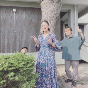 Aoi Teshima Instagram - 2022年6月12日愛媛県・松山市民会館公演に遊びに来て下さった皆さま☺︎ありがとうございました。

あまりにも天気が良くてお外でパチリ！ちょっと眩しそうだけど、楽しく付き合って下さる優しいミュージシャンと一緒に☺︎松山市民会館公演に遊びに来て下さった皆さま☺︎ありがとうございました。

愛媛のみかんジュースを頂いて、今朝家族と飲みました！おいすぃーーー☺︎☺︎☺︎ありがとう！

-Aoi🌹

#扇谷研人 さん