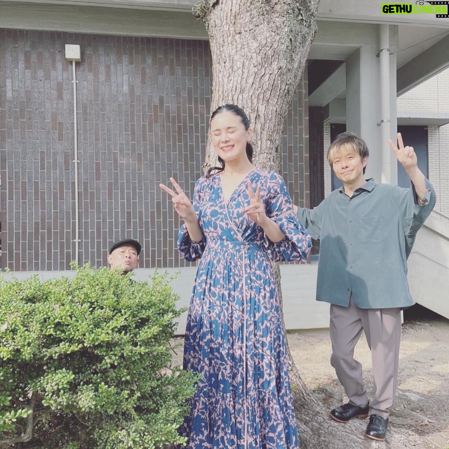 Aoi Teshima - 1.4K Likes - 2022年6月12日愛媛県・松山市民会館公演に遊びに来て下さった皆さま☺︎ありがとうございました。
あまりにも天気が良くてお外でパチリ!ちょっと眩しそうだけど、楽しく付き合って下さる優しいミュージシャンと一緒に☺︎松山市民会館公演に遊びに来て下さった皆さま☺︎ありがとうございました。
愛媛のみかんジュースを頂いて、今朝家族と飲みました!おいすぃーーー☺︎☺︎☺︎ありがとう!
-Aoi🌹
#扇谷研人 さん