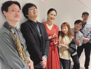 Aoi Teshima Instagram - 皆さま☺︎こんにちは。

2022年ゆったりと初めさせて頂きます！今年もよろしくお願い致します。

1月14日東京オペラシティ（振替公演）に遊びに来て下さった皆さま☺︎ありがとうございました。

新年最初の公演は、5人の素敵なミュージシャン達と一緒に。バンドみたいな写真で嬉しい☺︎

バンドメンバーは、

#オオニシユウスケ 
#大坂孝之介 
#江部和幸 
#門田JAW晃介 
#山下あすか 
さんです。

-Aoi🌹

#手嶌葵 #コンサート 
#東京オペラシティ