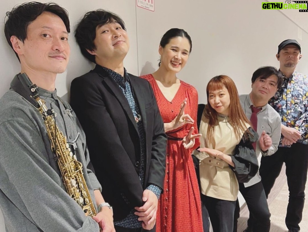 Aoi Teshima - 1.2K Likes - 皆さま☺︎こんにちは。
2022年ゆったりと初めさせて頂きます!今年もよろしくお願い致します。
1月14日東京オペラシティ(振替公演)に遊びに来て下さった皆さま☺︎ありがとうございました。
新年最初の公演は、5人の素敵なミュージシャン達と一緒に。バンドみたいな写真で嬉しい☺︎
バンドメンバーは、
#オオニシユウスケ
#大坂孝之介
#江部和幸
#門田JAW晃介
#山下あすか
さんです。
-Aoi🌹
#手嶌葵 #コンサート
#東京オペラシティ