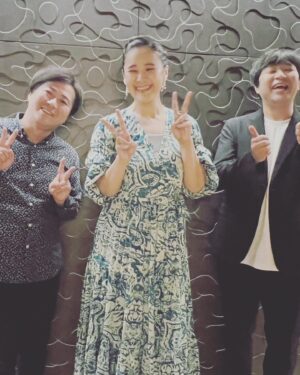 Aoi Teshima Instagram - 2023年11月5日長野県・まつもと市民芸術館公演に遊びに来て下さった皆さま☺︎ありがとうございました。

公演中・・おっちょこちょいなのが見えてしまって・・沢山のあたたかい拍手に励まされました。

ミュージシャンのお二人も本当に優しくて・・本当にありがとうございました！
最後は笑顔でパチリ☺︎

-Aoi🌹

#手嶌葵 #コンサート #まつもと市民芸術館
#長野県 #aoitesima #江部和幸 さん 
#大坂孝之介 さん