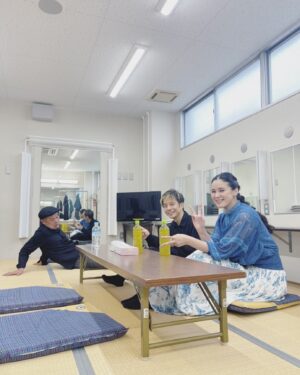 Aoi Teshima Instagram - 2022年7月の18日三重県・鈴鹿市・イスのサンケイホール鈴鹿公演に遊びに来てくださった皆様ありがとうございました。セミファイナルで気持ちも高ぶって笑顔で歌えたと思います。暖かく迎えて下さってありがと☺️

-Aoi 🌹

#手嶌葵 #扇谷研人 #オオニシユウスケ