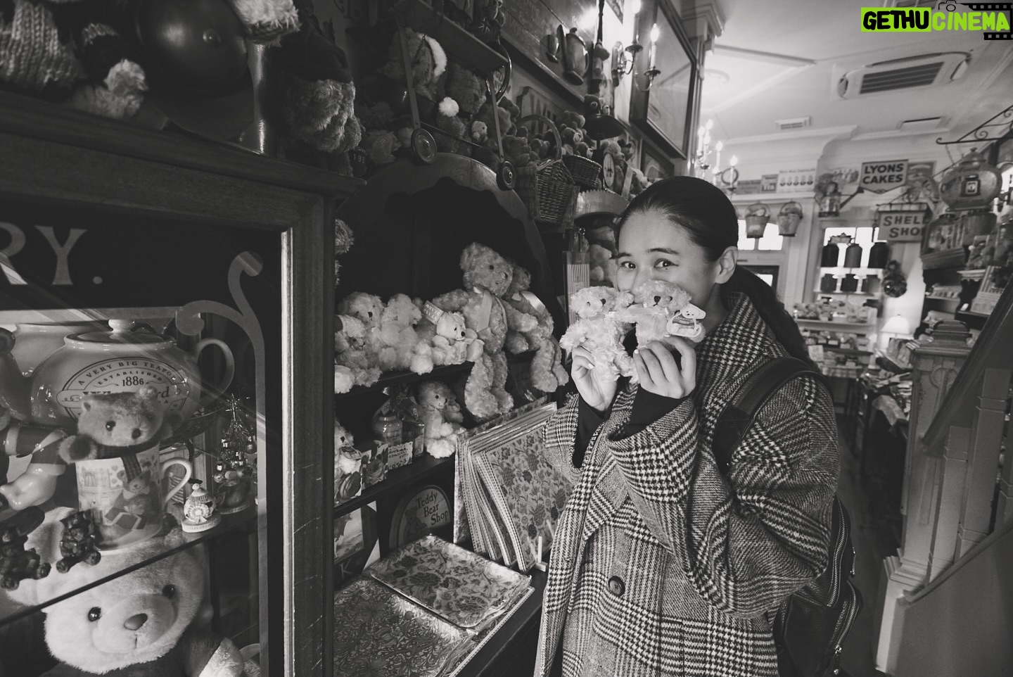 Aoi Teshima - 2.2K Likes - 皆さま☺︎こんにちは。
2024年、
今年もどうぞ宜しくお願い致します。
今年は沢山新しい歌を歌いたい!
本も読みたい!
旅に出たい!
写真も撮りたい!
ニコニコな一年にします☺︎
皆さんに一緒に楽しんでもらえる様に頑張りますね!
p.s 心が痛む年明けとなりました、
お見舞い申し上げます。
どうぞご無理をなさいません様に。
-Aoi🌹