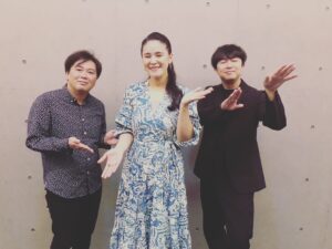 Aoi Teshima Instagram - 2023年12月17日茨城県・水戸市民会館公演に遊びに来て下さった皆さま☺︎ありがとうございました！

ピカピカ新しいホールで歌うのって素敵な気分！
迎えて下さった皆さまのあたたかさも相まって、幸せなコンサートでした。本当にありがとう☺︎

大好きなミュージシャンのお二人とニッコニコでパチリ！

-Aoi🌹 

#手嶌葵 #コンサート #
#水戸市 #aoitesima #江部和幸 さん 
#大坂孝之介 さん