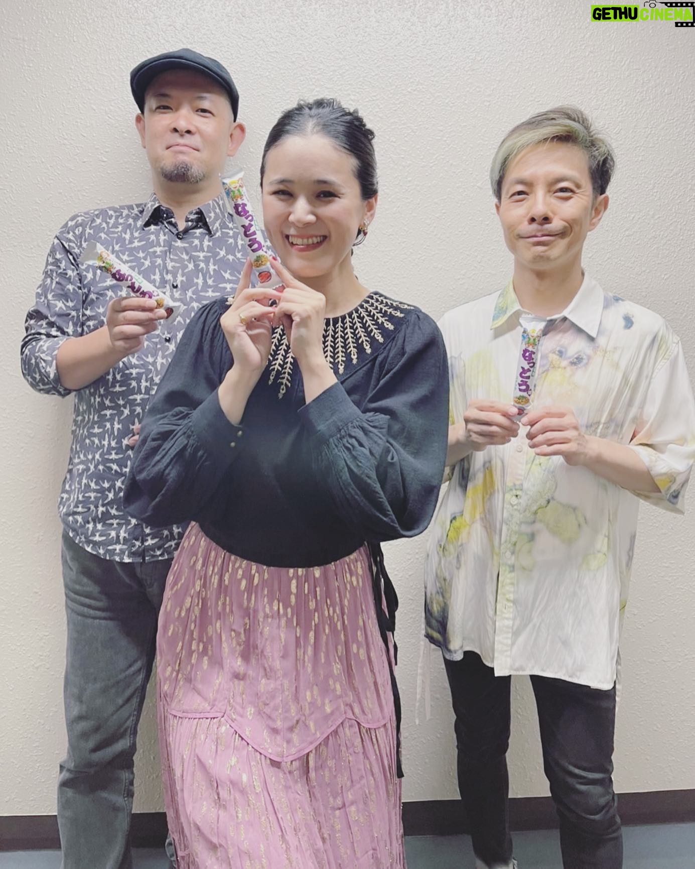 Aoi Teshima - 1.3K Likes - 2022年6月の26日茨城県ザ・ヒロサワ・シティ公演に遊びに来て下さった皆様、ありがとうございました。
小さい頃から見ていた水戸黄門様がいた水戸にお邪魔できて、楽しかった。楽屋に置いてあった納豆のお菓子と、素敵なミュージシャンと一緒に。
-Aoi🌹
#茨城 #手嶌葵