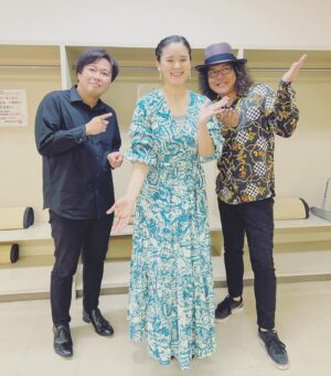 Aoi Teshima Instagram - 2023年8月26日、静岡市民文化会館公演に遊びに来て下さった皆さま☺︎ありがとうございました。

そうだ！今回の初めて『さわやか』のハンバーグを食べたの！コンサートの中で喋るの忘れてしまった・・美味しかった！また食べに来ますね〜！

と心の中で思いながら、ミュージシャンの皆さんとニッコリ。

-Aoi🌹

#ハンバーグ
#手嶌葵 #手嶌葵ライブ 
#さわやかハンバーグ