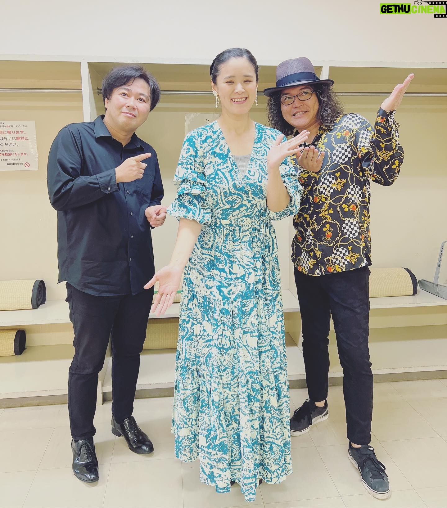 Aoi Teshima - 1.3K Likes - 2023年8月26日、静岡市民文化会館公演に遊びに来て下さった皆さま☺︎ありがとうございました。
そうだ!今回の初めて『さわやか』のハンバーグを食べたの!コンサートの中で喋るの忘れてしまった・・美味しかった!また食べに来ますね〜!
と心の中で思いながら、ミュージシャンの皆さんとニッコリ。
-Aoi🌹
#ハンバーグ
#手嶌葵 #手嶌葵ライブ
#さわやかハンバーグ