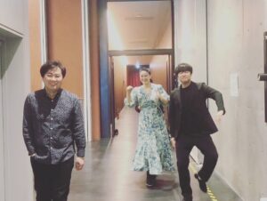 Aoi Teshima Instagram - 2023年12月17日茨城県・水戸市民会館公演に遊びに来て下さった皆さま☺︎ありがとうございました！

ピカピカ新しいホールで歌うのって素敵な気分！
迎えて下さった皆さまのあたたかさも相まって、幸せなコンサートでした。本当にありがとう☺︎

大好きなミュージシャンのお二人とニッコニコでパチリ！

-Aoi🌹 

#手嶌葵 #コンサート #
#水戸市 #aoitesima #江部和幸 さん 
#大坂孝之介 さん