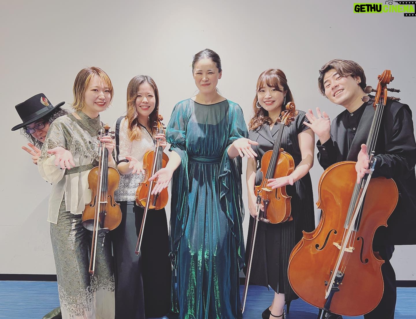 Aoi Teshima - 1.4K Likes - 2023年4月1日、横浜みなとみらいコンサートホール公演に遊びに来て下さった皆さま☺︎
ありがとうございました!
皆さまのあたたかい拍手で、元気を頂きながら歌えました☺︎ありがとう。
帰りに寄り道・・・葉桜も美しい。
p.s コンサートで頂いた花籠からアザミを頂いて、ホテルに持って帰ったの。可愛い。
-Aoi🌹
#手嶌葵 #コンサート #横浜 #横浜みなとみらい