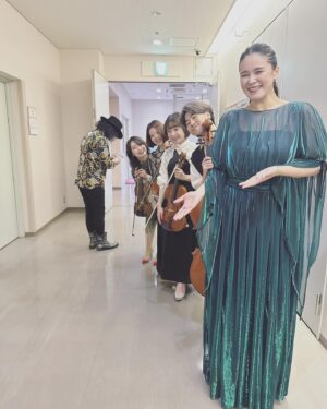 Aoi Teshima Instagram - 2023年12月3日、大阪府いずみホールに遊びに来てくださった皆様、ありがとうございました。

大阪の皆さんは、あったかくて幸せでした。久しぶりのカルテットのみんなと楽しかったねでパチリ📷

🎩真藤さんは相変わらず、こっちをみてくれませんが、決して怒っている訳じゃありません。

-Aoi🌹

#大阪 #いずみホール #手嶌葵

#飯島奏人 さん　🍰誕生日でした！！☺️
#大辻ひろの さん　
#西原史織 さん
#向江陽子 さん
#真藤敬利 さん
