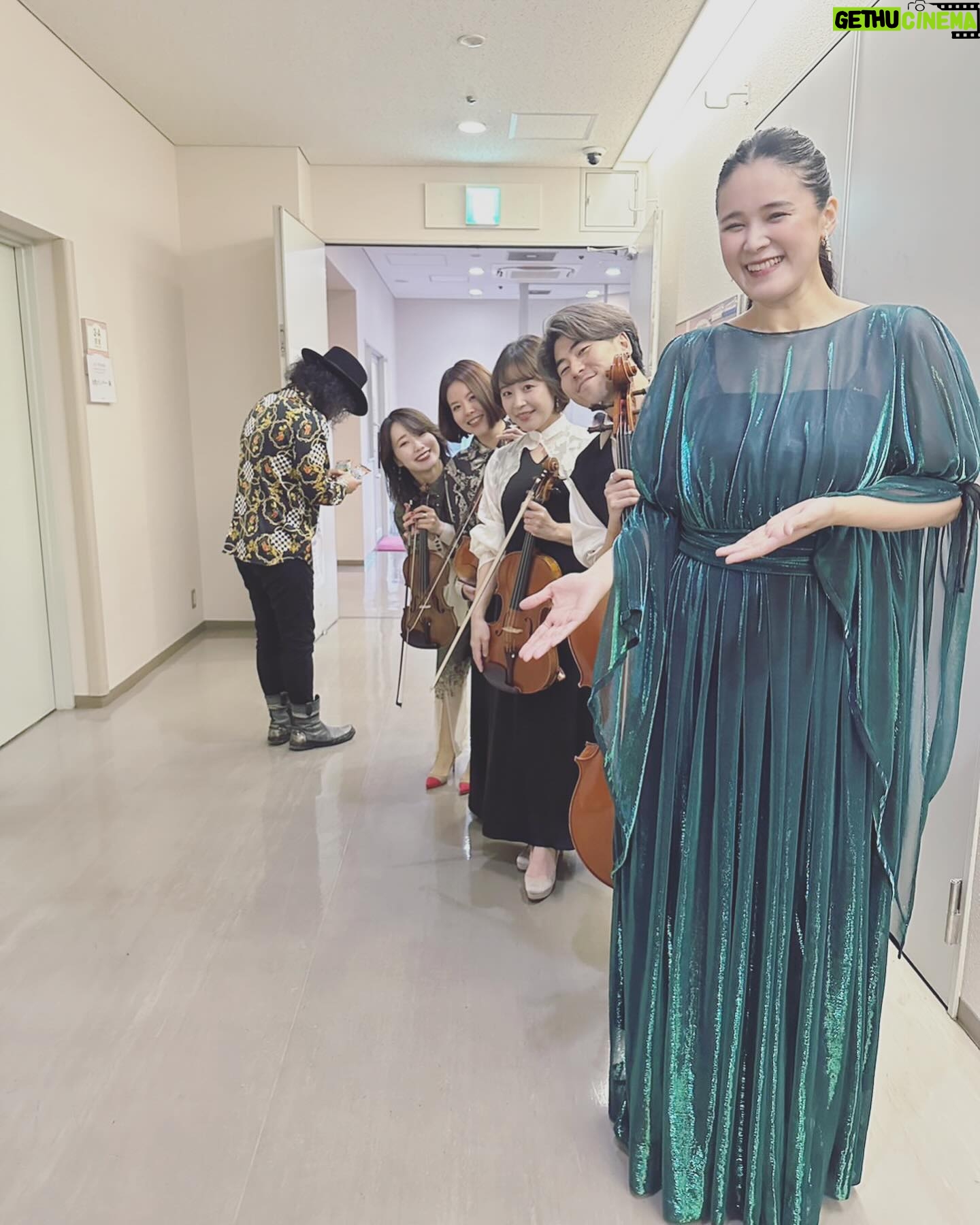 Aoi Teshima - 2K Likes - 2023年12月3日、大阪府いずみホールに遊びに来てくださった皆様、ありがとうございました。
大阪の皆さんは、あったかくて幸せでした。久しぶりのカルテットのみんなと楽しかったねでパチリ📷
🎩真藤さんは相変わらず、こっちをみてくれませんが、決して怒っている訳じゃありません。
-Aoi🌹
#大阪 #いずみホール #手嶌葵
#飯島奏人 さん 🍰誕生日でした!!☺️
#大辻ひろの さん
#西原史織 さん
#向江陽子 さん
#真藤敬利 さん