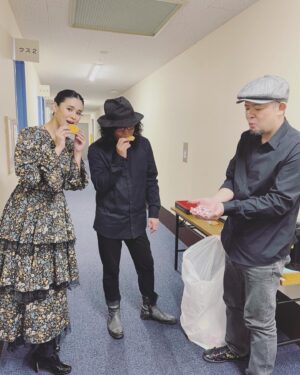 Aoi Teshima Instagram - 2月5日福岡県宗像ユリックス公演に遊びに来て下さった皆さま☺︎ありがとうございました。

やはり2月は寒い！雪が降る中、足を運んで下さってあたたかい応援をして頂けた事、とても幸せな公演でした。

昨日見た夢の話をしたり、お菓子が美味しい！と言いながら大好きなミュージシャンと一緒に☺︎

-Aoi🌹

#手嶌葵 #aoiteshima
#オオニシユウスケ 
#真藤敬利 
#コンサート #ライブ
#宗像 #福岡県 #お菓子