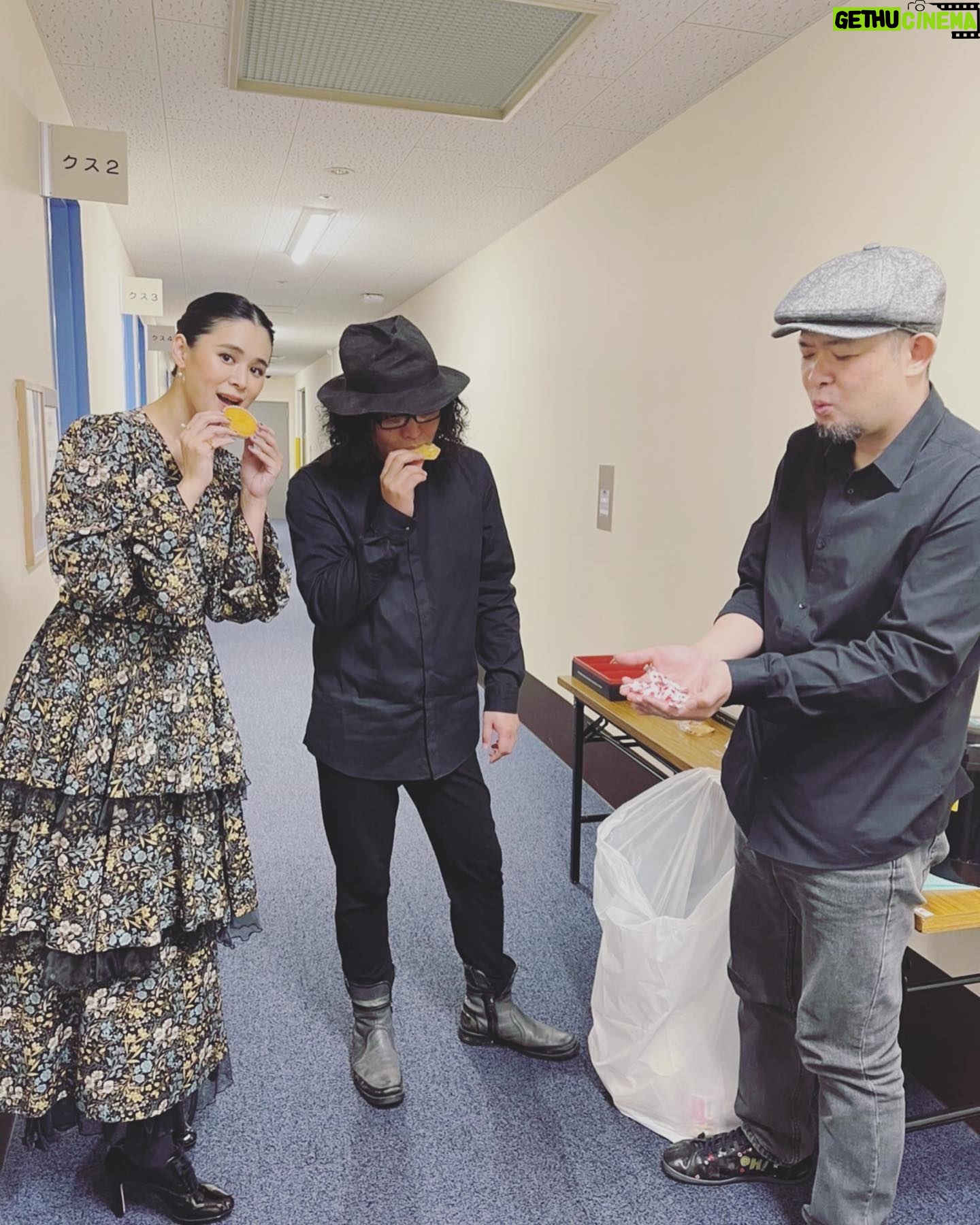 Aoi Teshima - 1.3K Likes - 2月5日福岡県宗像ユリックス公演に遊びに来て下さった皆さま☺︎ありがとうございました。
やはり2月は寒い!雪が降る中、足を運んで下さってあたたかい応援をして頂けた事、とても幸せな公演でした。
昨日見た夢の話をしたり、お菓子が美味しい!と言いながら大好きなミュージシャンと一緒に☺︎
-Aoi🌹
#手嶌葵 #aoiteshima
#オオニシユウスケ
#真藤敬利
#コンサート #ライブ
#宗像 #福岡県 #お菓子