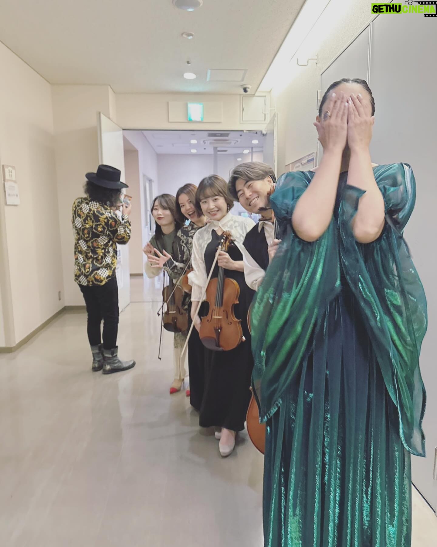Aoi Teshima - 2K Likes - 2023年12月3日、大阪府いずみホールに遊びに来てくださった皆様、ありがとうございました。
大阪の皆さんは、あったかくて幸せでした。久しぶりのカルテットのみんなと楽しかったねでパチリ📷
🎩真藤さんは相変わらず、こっちをみてくれませんが、決して怒っている訳じゃありません。
-Aoi🌹
#大阪 #いずみホール #手嶌葵
#飯島奏人 さん 🍰誕生日でした!!☺️
#大辻ひろの さん
#西原史織 さん
#向江陽子 さん
#真藤敬利 さん
