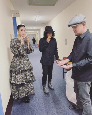 Aoi Teshima Instagram - 2月5日福岡県宗像ユリックス公演に遊びに来て下さった皆さま☺︎ありがとうございました。

やはり2月は寒い！雪が降る中、足を運んで下さってあたたかい応援をして頂けた事、とても幸せな公演でした。

昨日見た夢の話をしたり、お菓子が美味しい！と言いながら大好きなミュージシャンと一緒に☺︎

-Aoi🌹

#手嶌葵 #aoiteshima
#オオニシユウスケ 
#真藤敬利 
#コンサート #ライブ
#宗像 #福岡県 #お菓子