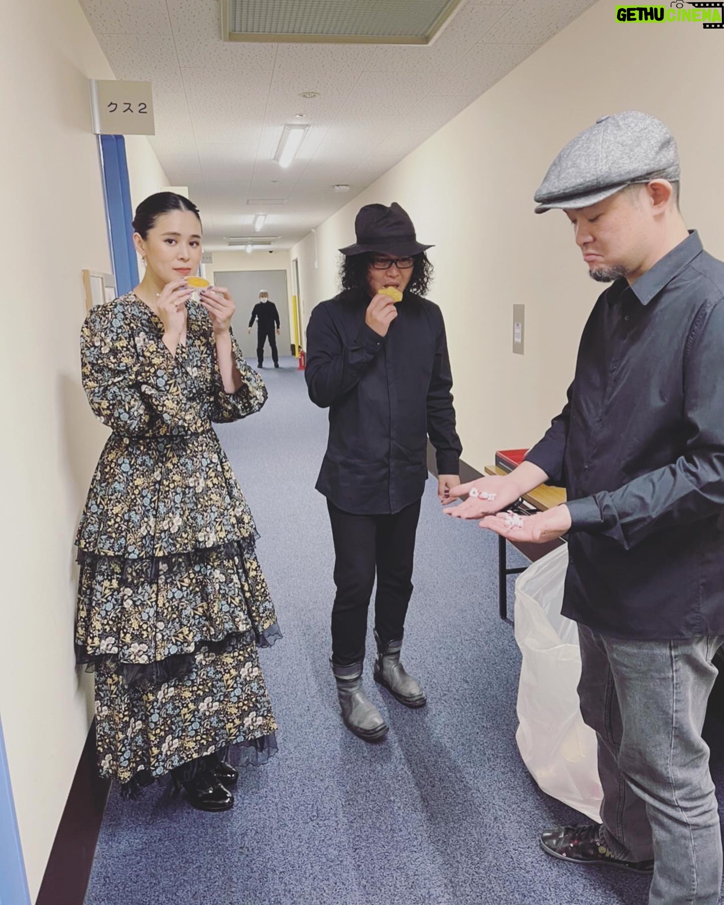 Aoi Teshima - 1.3K Likes - 2月5日福岡県宗像ユリックス公演に遊びに来て下さった皆さま☺︎ありがとうございました。
やはり2月は寒い!雪が降る中、足を運んで下さってあたたかい応援をして頂けた事、とても幸せな公演でした。
昨日見た夢の話をしたり、お菓子が美味しい!と言いながら大好きなミュージシャンと一緒に☺︎
-Aoi🌹
#手嶌葵 #aoiteshima
#オオニシユウスケ
#真藤敬利
#コンサート #ライブ
#宗像 #福岡県 #お菓子