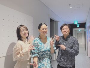 Aoi Teshima Instagram - 2023年11月26日、岡山芸術創造劇場ハレノワ公演へ遊びに来て下さった皆さま☺︎ありがとうございました。

新しいコンサートホールでの公演は気が引き締まりますし、岡山の素敵な皆さまとの出会いで心も体もポカポカになって楽しかったぁ！

スペシャルで素敵なバイオリニスト二人との公演も素敵な経験でした！ニッコリ笑ってパチリっ☺︎

-Aoi🌹

ミュージシャン↓
ギター&バイオリン　#江部和幸 さん
ピアノ&バイオリン　#向江陽子 さん 

#手嶌葵 #コンサート #岡山芸術創造劇場ハレノア #岡山 #aoiteshima #music #okayama