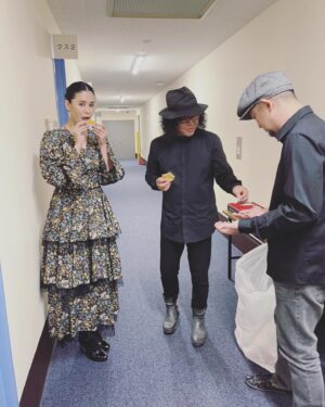 Aoi Teshima Instagram - 2月5日福岡県宗像ユリックス公演に遊びに来て下さった皆さま☺︎ありがとうございました。

やはり2月は寒い！雪が降る中、足を運んで下さってあたたかい応援をして頂けた事、とても幸せな公演でした。

昨日見た夢の話をしたり、お菓子が美味しい！と言いながら大好きなミュージシャンと一緒に☺︎

-Aoi🌹

#手嶌葵 #aoiteshima
#オオニシユウスケ 
#真藤敬利 
#コンサート #ライブ
#宗像 #福岡県 #お菓子
