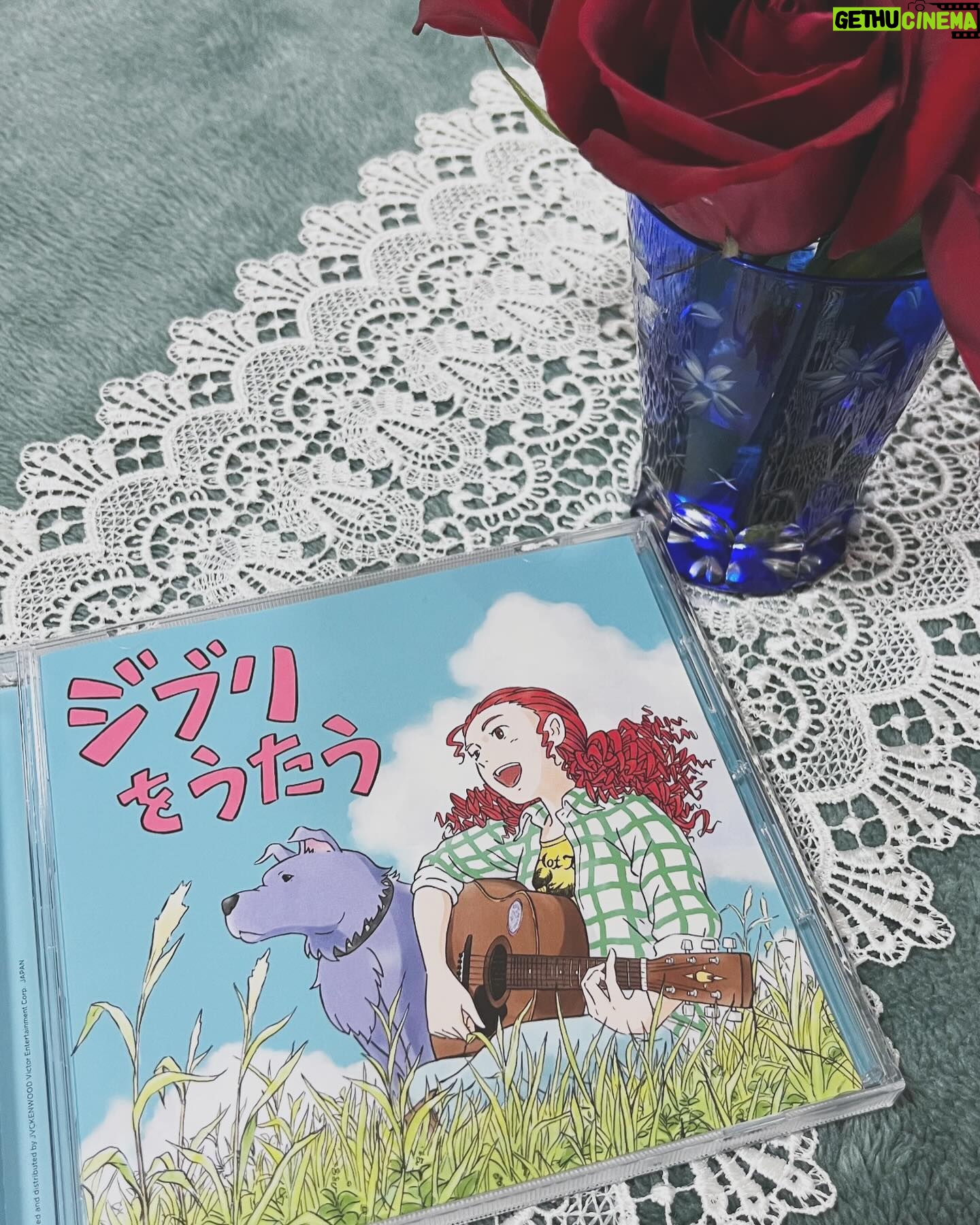 Aoi Teshima - 3.3K Likes - 2024年3月27日、東京国際フォーラム・『ジブリをうたう』コンサートに出演してきました!
映画『コクリコ坂から』でお世話になった、武部聡志さんプロデュースのALBUM『ジブリをうたう』のコンサートでゲストとして私は『コクリコ坂から』メドレーを歌わせて頂きました。
素敵なアーティストさんが歌うジブリソング!とっても素敵で楽しかったです☺︎
ALBUM『ジブリをうたう』ジャケットを描かれたのは宮崎吾朗監督!
差し入れ?かな?トトロシュー可愛すぎる!
-Aoi🌹
#ジブリをうたう
#東京国際フォーラム
#武部聡志 さん
#コクリコ坂から
#宮崎吾朗 監督
#ジブリ #ジブリを歌う
#トトロシュークリーム
#手嶌葵 #aoiteshima