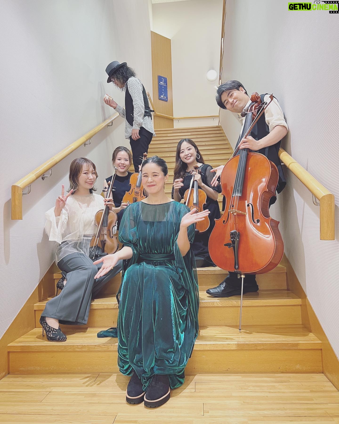 Aoi Teshima - 1.3K Likes - 2023年8月5日石川県立音楽堂公演に遊びに来て下さった皆さま☺︎ありがとうございました。
金沢の圓八さんのあんころ餅を差し入れして頂いたので、おいしく食べました!ご馳走様でした。
今日の写真は、また豚汁を見つめる真藤さんとニコニコ笑ってポーズしてくれるカルテットの皆と。
-Aoi 🌹
#真藤敬利 さん 🎩🐷🍲
#向江陽子 さん 😊✌️
#西原史織 さん 😊
#手嶌葵 🐰
#大辻ひろの さん 😊
#飯島奏人 さん 🫲😊
#石川県立音楽堂
#aoiteshima #music #live #concert #ライブ #コンサート #音楽