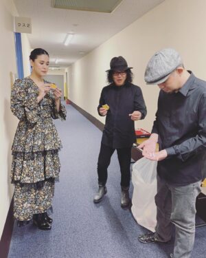 Aoi Teshima Instagram - 2月5日福岡県宗像ユリックス公演に遊びに来て下さった皆さま☺︎ありがとうございました。

やはり2月は寒い！雪が降る中、足を運んで下さってあたたかい応援をして頂けた事、とても幸せな公演でした。

昨日見た夢の話をしたり、お菓子が美味しい！と言いながら大好きなミュージシャンと一緒に☺︎

-Aoi🌹

#手嶌葵 #aoiteshima
#オオニシユウスケ 
#真藤敬利 
#コンサート #ライブ
#宗像 #福岡県 #お菓子