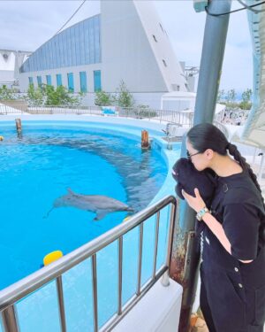 Aoi Teshima Instagram - 初見寧さんに誕生日のプレゼントを頂きました！幸せのお裾分け😊 6/21の誕生日はマリンワールドに遊びに行ってとても楽しかった。ニコニコな一年にします。祝ってくれてありがとう！

可愛いペンギンとパチリ🐧

-Aoi🌹　

#初見寧 @tenterun5016 
#手嶌葵 
#海の中道マリンワールド