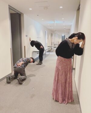 Aoi Teshima Instagram - 3月19日奈良県・なら100年会館、

21日山口県・下関市民会館に遊びに来て下さった皆さま☺︎
ありがとうございました。

この度は予期せぬハプニング・・びっくり腰でご心配、ご迷惑をお掛けしてしまいました。ごめんなさい。（本当にびっくり）
皆さんと笑って一緒に過ごしたいから、しっかり治します。

辛い事も笑いに変えてくれる大好きなミュージシャンと一緒に☺︎

-Aoi🌹

#手嶌葵 #奈良 #なら100年会館 #山口 #下関市民会館 
#びっくり #オオニシユウスケ #真藤敬利