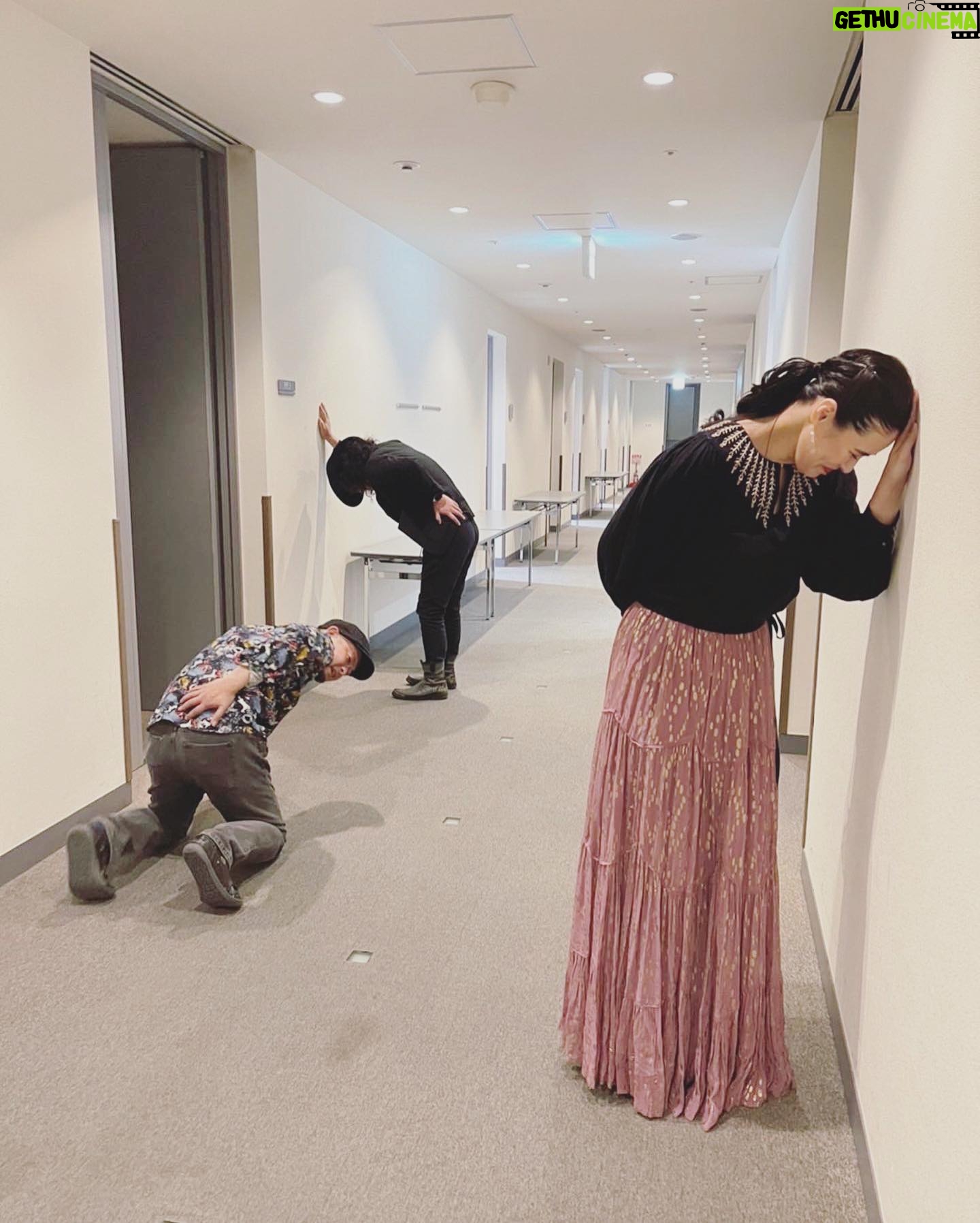 Aoi Teshima - 1.6K Likes - 3月19日奈良県・なら100年会館、
21日山口県・下関市民会館に遊びに来て下さった皆さま☺︎
ありがとうございました。
この度は予期せぬハプニング・・びっくり腰でご心配、ご迷惑をお掛けしてしまいました。ごめんなさい。(本当にびっくり)
皆さんと笑って一緒に過ごしたいから、しっかり治します。
辛い事も笑いに変えてくれる大好きなミュージシャンと一緒に☺︎
-Aoi🌹
#手嶌葵 #奈良 #なら100年会館 #山口 #下関市民会館
#びっくり #オオニシユウスケ #真藤敬利