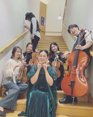 Aoi Teshima Instagram - 2023年8月5日石川県立音楽堂公演に遊びに来て下さった皆さま☺︎ありがとうございました。
金沢の圓八さんのあんころ餅を差し入れして頂いたので、おいしく食べました！ご馳走様でした。

今日の写真は、また豚汁を見つめる真藤さんとニコニコ笑ってポーズしてくれるカルテットの皆と。

-Aoi 🌹 

#真藤敬利 さん　🎩🐷🍲
#向江陽子 さん　😊✌️
#西原史織 さん　😊
#手嶌葵 🐰
#大辻ひろの さん　😊
#飯島奏人　さん　🫲😊

#石川県立音楽堂 
#aoiteshima #music #live #concert #ライブ #コンサート #音楽