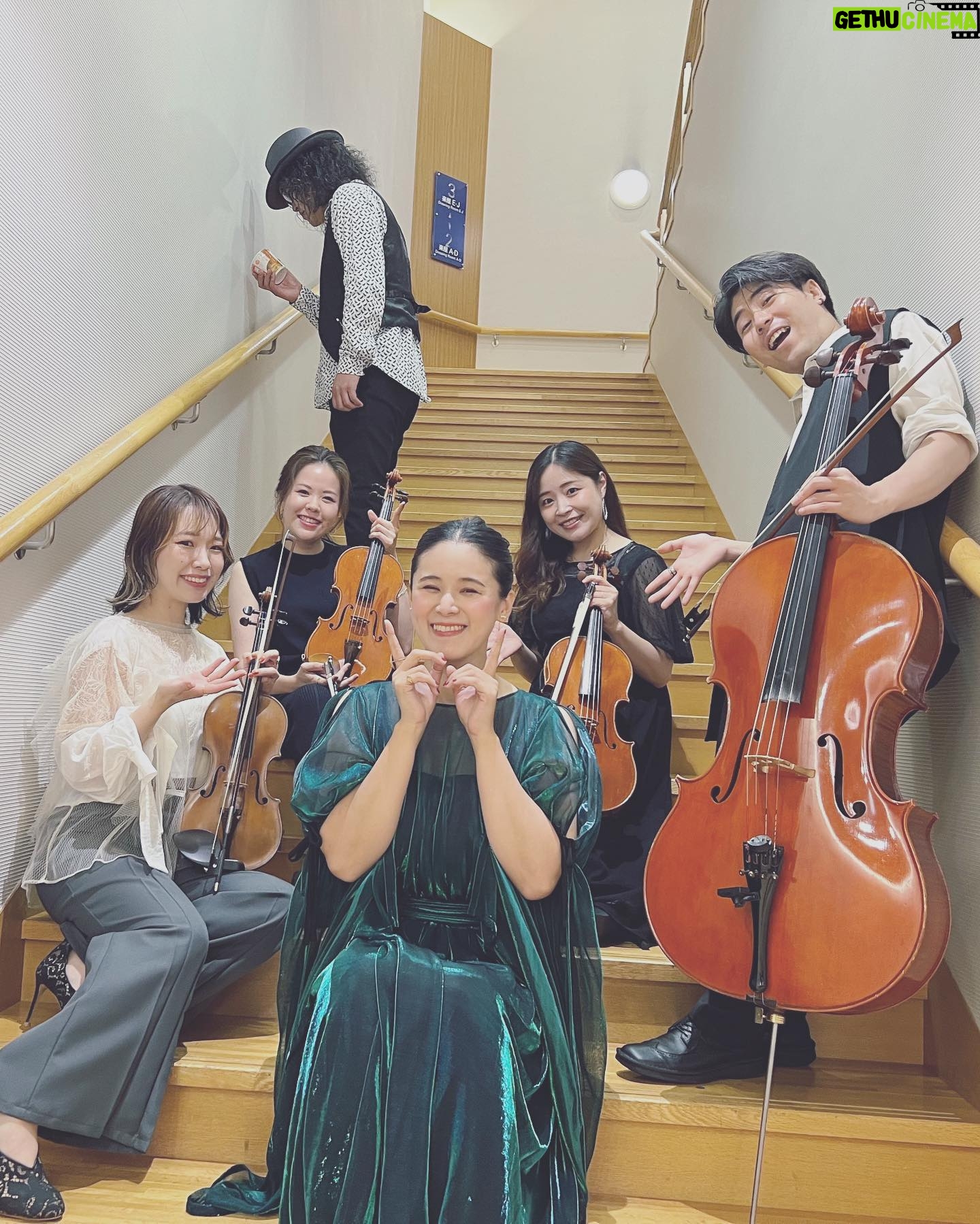 Aoi Teshima - 1.3K Likes - 2023年8月5日石川県立音楽堂公演に遊びに来て下さった皆さま☺︎ありがとうございました。
金沢の圓八さんのあんころ餅を差し入れして頂いたので、おいしく食べました!ご馳走様でした。
今日の写真は、また豚汁を見つめる真藤さんとニコニコ笑ってポーズしてくれるカルテットの皆と。
-Aoi 🌹
#真藤敬利 さん 🎩🐷🍲
#向江陽子 さん 😊✌️
#西原史織 さん 😊
#手嶌葵 🐰
#大辻ひろの さん 😊
#飯島奏人 さん 🫲😊
#石川県立音楽堂
#aoiteshima #music #live #concert #ライブ #コンサート #音楽