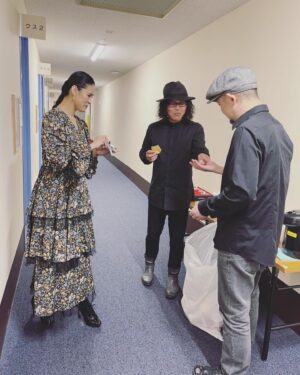 Aoi Teshima Instagram - 2月5日福岡県宗像ユリックス公演に遊びに来て下さった皆さま☺︎ありがとうございました。

やはり2月は寒い！雪が降る中、足を運んで下さってあたたかい応援をして頂けた事、とても幸せな公演でした。

昨日見た夢の話をしたり、お菓子が美味しい！と言いながら大好きなミュージシャンと一緒に☺︎

-Aoi🌹

#手嶌葵 #aoiteshima
#オオニシユウスケ 
#真藤敬利 
#コンサート #ライブ
#宗像 #福岡県 #お菓子