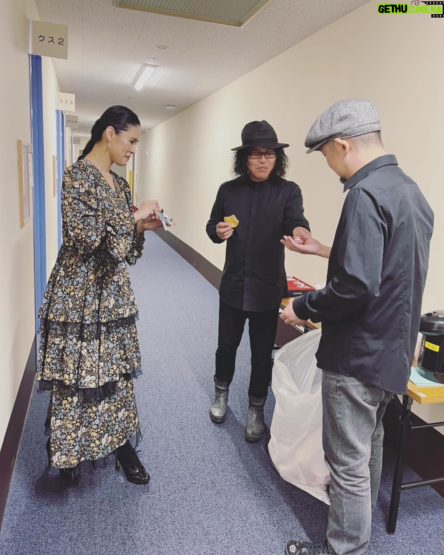 Aoi Teshima - 1.3K Likes - 2月5日福岡県宗像ユリックス公演に遊びに来て下さった皆さま☺︎ありがとうございました。
やはり2月は寒い!雪が降る中、足を運んで下さってあたたかい応援をして頂けた事、とても幸せな公演でした。
昨日見た夢の話をしたり、お菓子が美味しい!と言いながら大好きなミュージシャンと一緒に☺︎
-Aoi🌹
#手嶌葵 #aoiteshima
#オオニシユウスケ
#真藤敬利
#コンサート #ライブ
#宗像 #福岡県 #お菓子