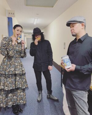 Aoi Teshima Instagram - 2月5日福岡県宗像ユリックス公演に遊びに来て下さった皆さま☺︎ありがとうございました。

やはり2月は寒い！雪が降る中、足を運んで下さってあたたかい応援をして頂けた事、とても幸せな公演でした。

昨日見た夢の話をしたり、お菓子が美味しい！と言いながら大好きなミュージシャンと一緒に☺︎

-Aoi🌹

#手嶌葵 #aoiteshima
#オオニシユウスケ 
#真藤敬利 
#コンサート #ライブ
#宗像 #福岡県 #お菓子
