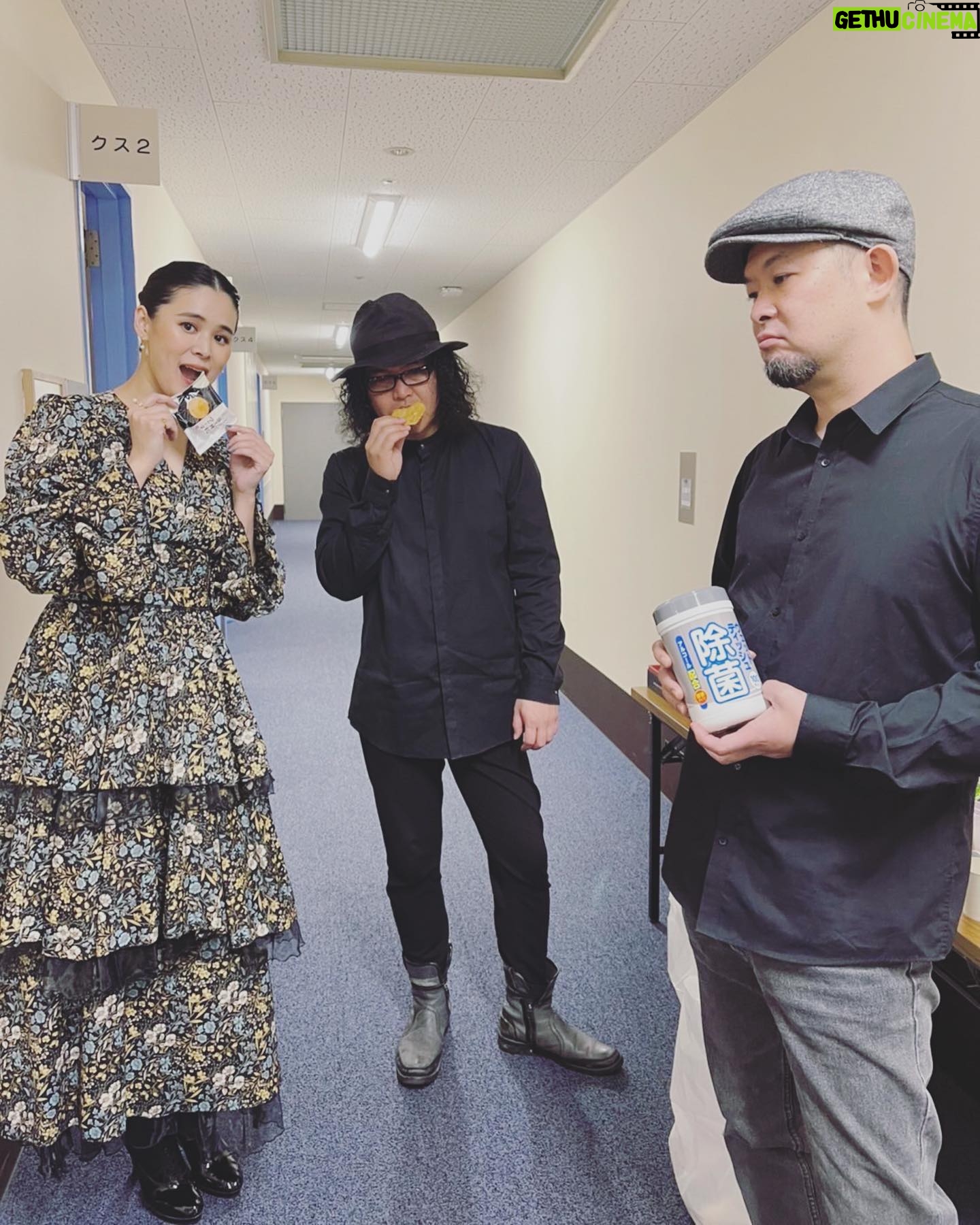 Aoi Teshima - 1.3K Likes - 2月5日福岡県宗像ユリックス公演に遊びに来て下さった皆さま☺︎ありがとうございました。
やはり2月は寒い!雪が降る中、足を運んで下さってあたたかい応援をして頂けた事、とても幸せな公演でした。
昨日見た夢の話をしたり、お菓子が美味しい!と言いながら大好きなミュージシャンと一緒に☺︎
-Aoi🌹
#手嶌葵 #aoiteshima
#オオニシユウスケ
#真藤敬利
#コンサート #ライブ
#宗像 #福岡県 #お菓子