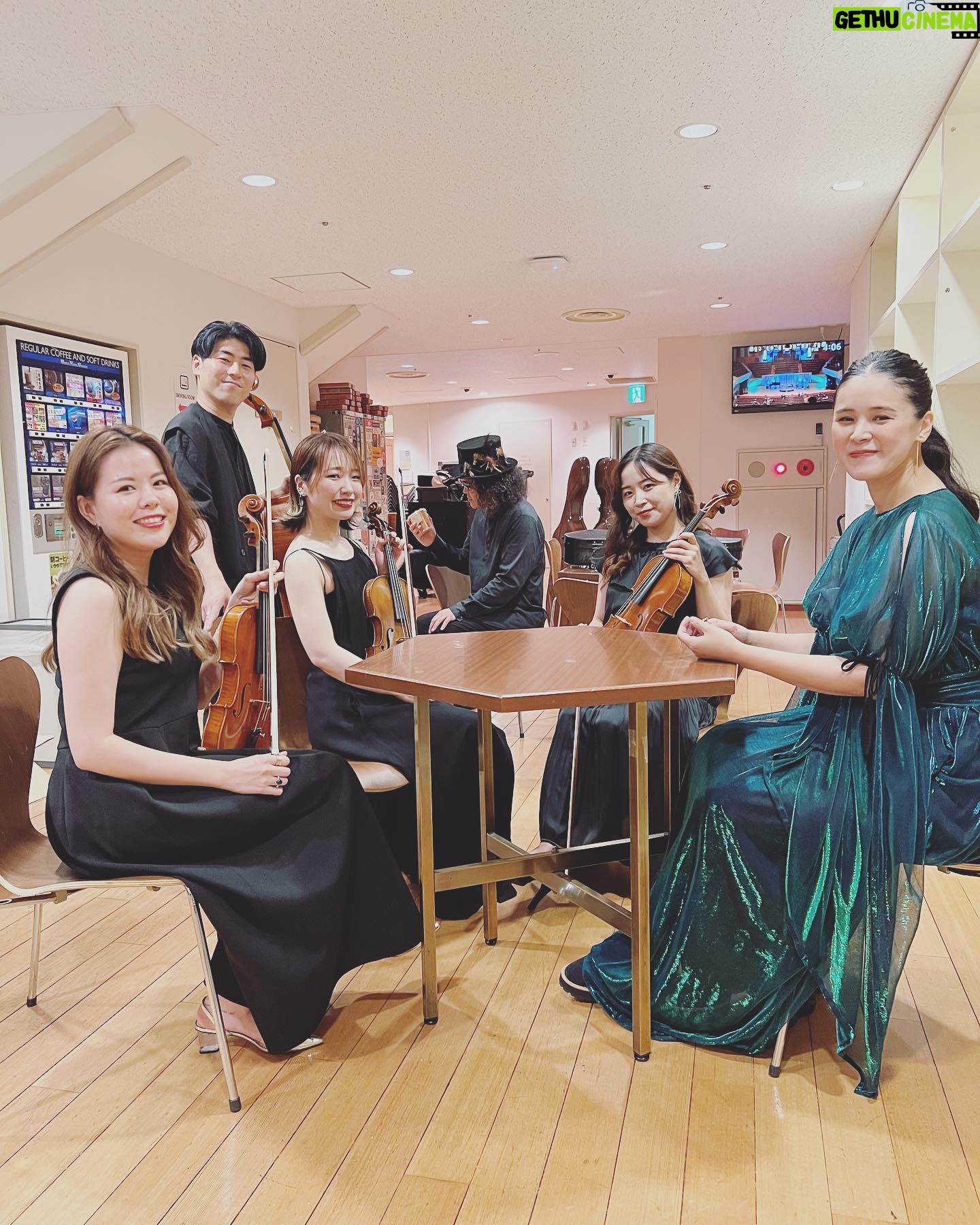 Aoi Teshima - 1.4K Likes - 2023年7月22日サントリーホール公演に遊びに来て下さった皆さま☺︎ありがとうございました。
あたたかい雰囲気のコンサートだったねぇ!なんてお喋りしてる・・・かの様にポーズしてくれたカルテットの皆と、なぜか豚汁を見つめるバンマス・真藤さん🤭楽しい写真をパチリ!
-Aoi🌹
#AoiTeshima #手嶌葵
#サントリーホール #東京
#西原史織 さん
#飯島奏人 さん
#向江陽子 さん
#真藤敬利 さん
#大辻ひろの さん