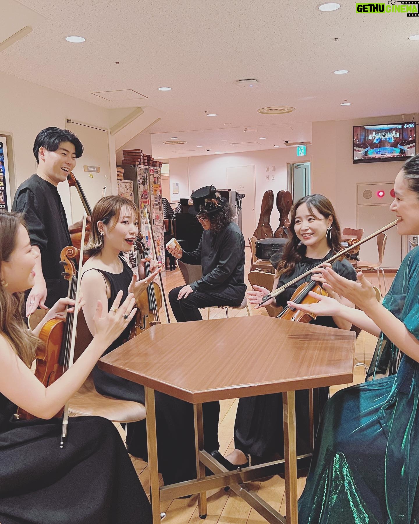 Aoi Teshima - 1.4K Likes - 2023年7月22日サントリーホール公演に遊びに来て下さった皆さま☺︎ありがとうございました。
あたたかい雰囲気のコンサートだったねぇ!なんてお喋りしてる・・・かの様にポーズしてくれたカルテットの皆と、なぜか豚汁を見つめるバンマス・真藤さん🤭楽しい写真をパチリ!
-Aoi🌹
#AoiTeshima #手嶌葵
#サントリーホール #東京
#西原史織 さん
#飯島奏人 さん
#向江陽子 さん
#真藤敬利 さん
#大辻ひろの さん