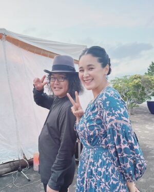 Aoi Teshima Instagram - 2024年6月2日静岡、吉田公園『頂・ITADAKI THE FINAl』に遊びに来て下さった皆さま😊ありがとうございました。
イベントは今年で最後だと言う事で・・とても寂しいですが美しいキャンドルステージで楽しく歌って参りました！皆も優しくて嬉しかった。

素敵なライブをありがとう！頂！またね！

楽しすぎてニッコニコな真藤さんと私☺︎

-Aoi🌹

#頂 #手嶌葵 🐰 #真藤敬利 🎩 #頂ファイナル