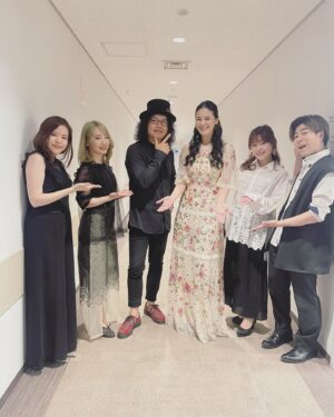 Aoi Teshima Instagram - 2022年6月の4日東京オペラシティー公演に遊びに来て下さった皆様ありがとうございました😊ピアノ&ストリングスカルテットのスペシャルバージョン、とってもとっても楽しくて幸せでしたみんなありがと!

15周年ツアーもあと少し、笑顔で最後までがんばるぞ!

-Aoi🌹

#手嶌葵 #コンサート #東京オペラシティ
#衣装が可愛い 
#向江陽子 
#西原史織　
#真藤敬利 
#大辻ひろの 
#飯島奏人