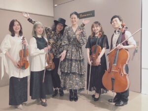 Aoi Teshima Instagram - 2022年5月28日大阪・いずみホール公演に遊びに来て下さった皆さま☺︎

ありがとうございました。

素敵なミュージシャンの笑い声に包まれながらパチリ！

カルテットの皆さんのハーモニー、真藤さんの美しいアレンジ、まるで映画のサントラを聴いている様で・・本当に素敵でした☺︎

-Aoi🌹

#手嶌葵 #大阪 
1Vn　#向江陽子 さん
2Vn　#西原史織　さん
ピアノ #真藤敬利 さん　
Vla　 #大辻ひろの さん
Vc　  #飯島奏人　さん