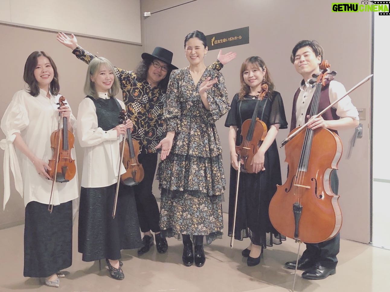 Aoi Teshima - 1.2K Likes - 2022年5月28日大阪・いずみホール公演に遊びに来て下さった皆さま☺︎
ありがとうございました。
素敵なミュージシャンの笑い声に包まれながらパチリ!
カルテットの皆さんのハーモニー、真藤さんの美しいアレンジ、まるで映画のサントラを聴いている様で・・本当に素敵でした☺︎
-Aoi🌹
#手嶌葵 #大阪
1Vn #向江陽子 さん
2Vn #西原史織 さん
ピアノ #真藤敬利 さん
Vla #大辻ひろの さん
Vc #飯島奏人 さん